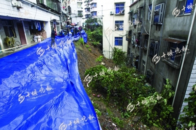 界牌小区山体滑坡 殃及多户居民 楼内居民已全部转移 无人员伤亡