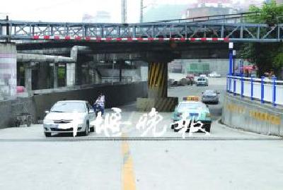 双鸥桥下积水 交警交通管制 其间未出现车辆熄火趴窝