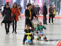 周末市民纷纷走出户外尽享冬日暖阳