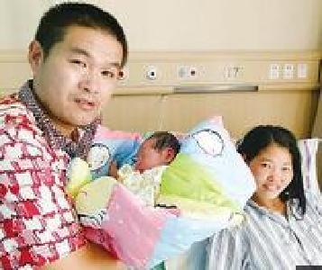 孕妇列车上突然临盆 众人搭起临时产房最终母女平安