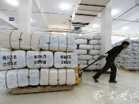 应对雨雪寒潮 民政部门紧急调送救灾物资