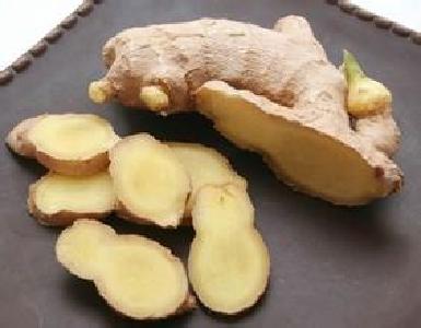 生姜泡脚胜吃补药 有驱寒养肾的神奇功效