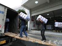 应对雨雪寒潮 民政部门紧急调送救灾物资