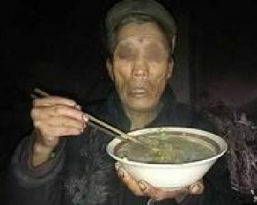 网曝孤寡失明老人“吃猪食”续 老人已入住敬老院