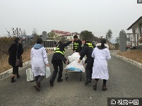 春运路上疲劳驾驶 十堰司机晕倒在高速公路收费站口