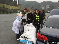 春运路上疲劳驾驶 十堰司机晕倒在高速公路收费站口