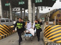 春运路上疲劳驾驶 十堰司机晕倒在高速公路收费站口