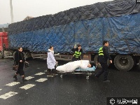 春运路上疲劳驾驶 十堰司机晕倒在高速公路收费站口