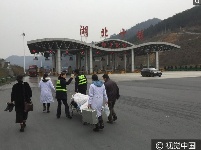 春运路上疲劳驾驶 十堰司机晕倒在高速公路收费站口