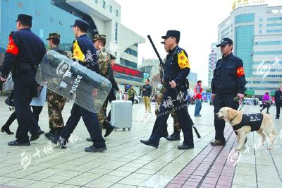 十堰铁路警方加强安保  民警荷枪实弹火车站24小时巡逻