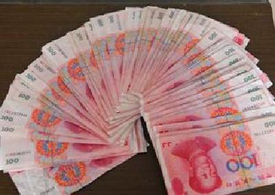 万元现金遗落柜台 银行辗转还给大妈