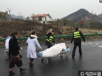 春运路上疲劳驾驶 十堰司机晕倒在高速公路收费站口