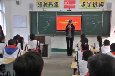 张湾区教育局对阳光小学进行2016年度目标工作考核