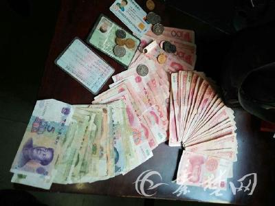 公交司机发现乘客遗失挎包物归原主 里面有5000元现金