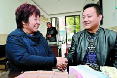 女老板21万现金遗落出租车 的哥分文不少归还