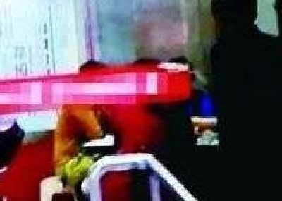 海口大妈组团自助银行里打牌 称打输了更方便取钱
