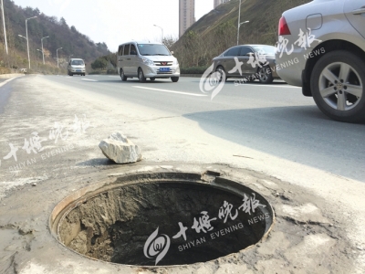 林荫大道500米内两个窨井好吓人：一个没井盖  一个井盖破损
