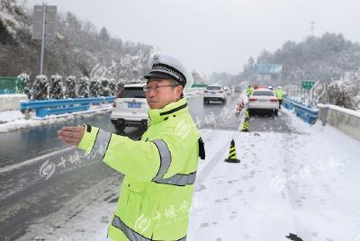 民警坚守岗位恪尽职守 车城市民平安祥和度佳节