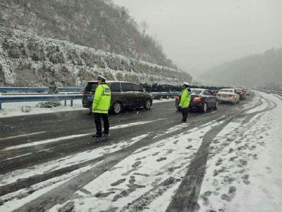 因夜间气温下降路面结冰 汉十、十漫高速夜间交通管制