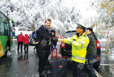 一场大雪困住武当山400游客 多部门联手安全送客下山