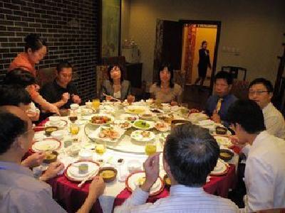 湖北一招商局副局长接受企业宴请 一餐吃掉5000余元