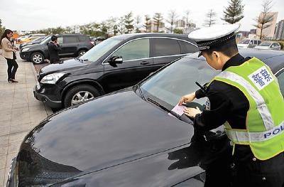 女子违停遭罚在朋友圈骂交警被拘 官方：影响恶劣