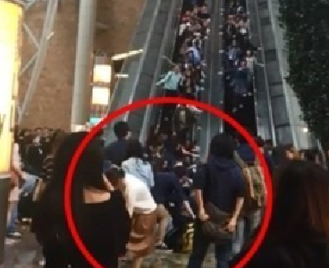 香港“通天扶梯”倒行18人受伤 商场书面回应
