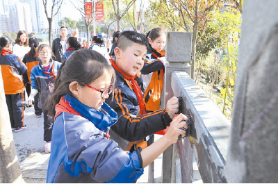 柳林小学：学雷锋，我们在行动