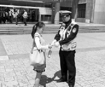 郧西姑娘赴汉赶考丢身份证 好司机好警察接力送还