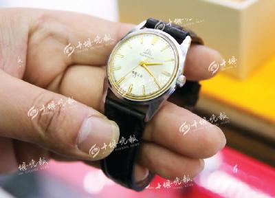 十堰男子收藏50余块世界名表 最老的一块有160多年历史