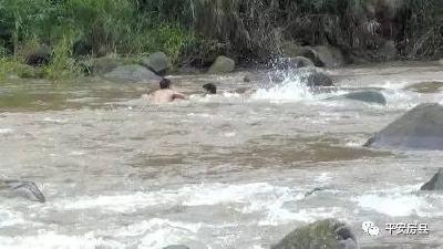 突降暴雨房县男子被困河中 警民施救最终化险为夷
