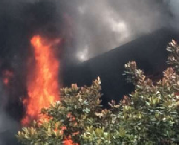 医院失火情况紧急 看热闹人的车却挡住了消防车通道