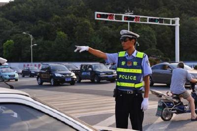 十堰交警公布一批市民举报交通违法视频 看看都有谁 
