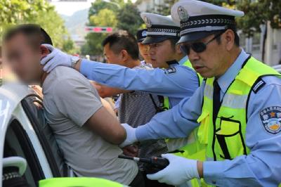 男子酒驾闯关 视频跟踪追击擒获