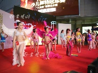少儿模特大赛 看萌娃演绎精彩T台秀