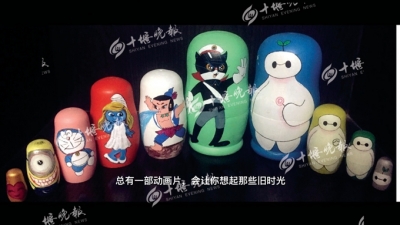 女辅警绘制卡通套娃画庆六一