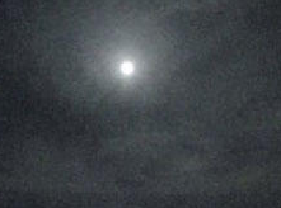 英国监控摄像头拍到罕见火流星 光芒耀眼胜月亮