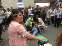 4男女按摩为饵色诱盗抢 被民警当街擒获