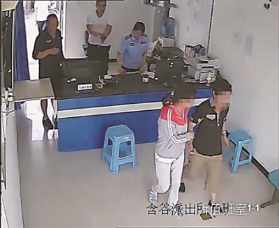 陌生男女打麻将起纠纷 警察调解后两人成恋人