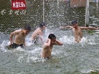 连日高温 市民戏水降温