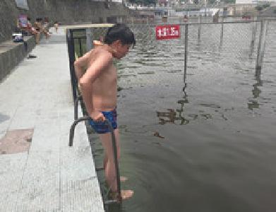 艳湖露天游泳场今起免费开放 14条泳道线全部安装完毕