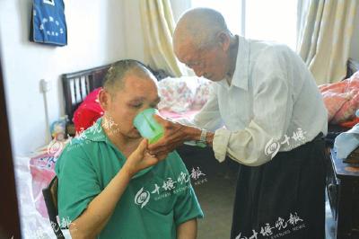 十堰87岁老兵照顾“疯儿”43年  “我绝不给国家和部队添麻烦”