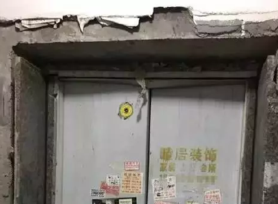 大妈用杯子挡住电梯门 致使小区电梯发生爆炸