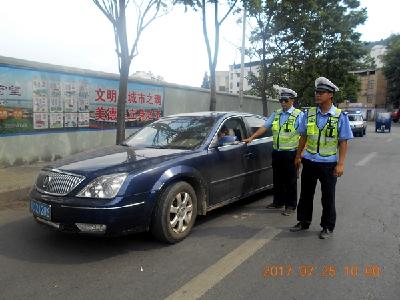 两副假牌照车上还藏刀 遇路检弃车而逃被交警追瘫