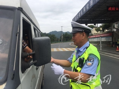从警42年，十堰老交警站好退休前的最后一岗