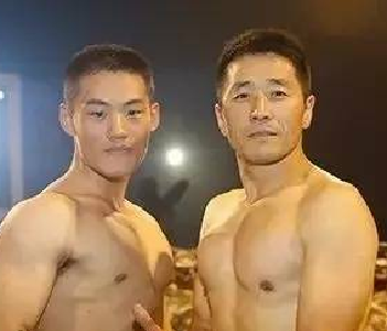 这名一身肌肉的特战部队政委不简单：两次破格提拔