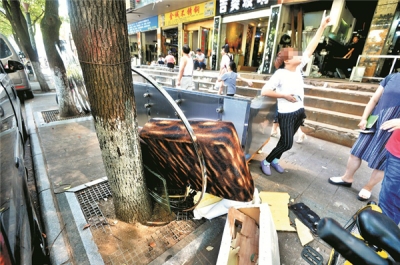 险！武汉一临街楼频发高空抛物 这次竟掉下来一张沙发