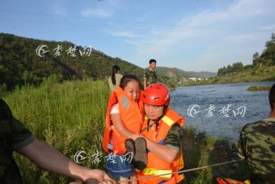 三人下河游泳突遇涨水被困 消防官兵淌水救人