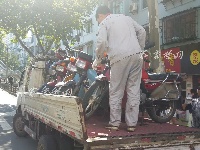 交警“雷霆行动”查摩的 一小时查扣22台