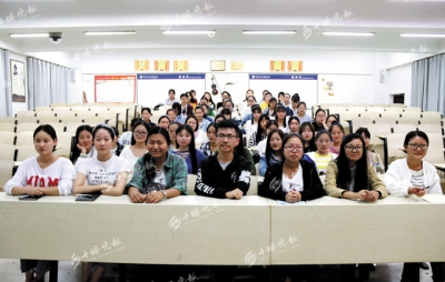 十堰这所高校新生报到：全班100人 只有一个男生
